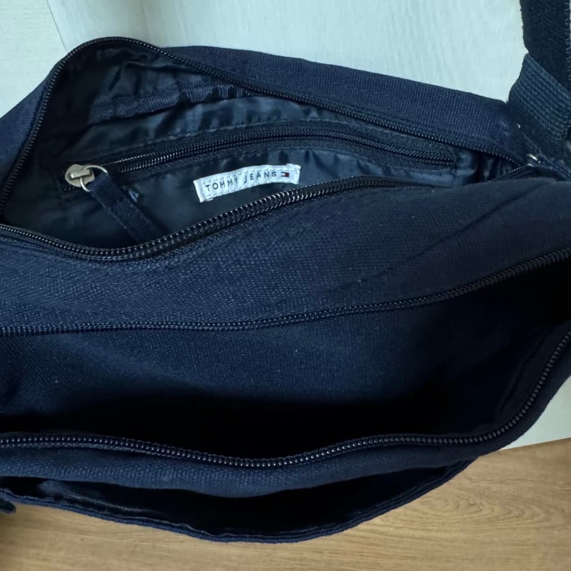 타미힐피거 미니 크로스백 상품이미지2