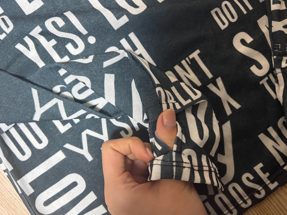 OPEN YY Slogan Graphic Top – Black 상품이미지5