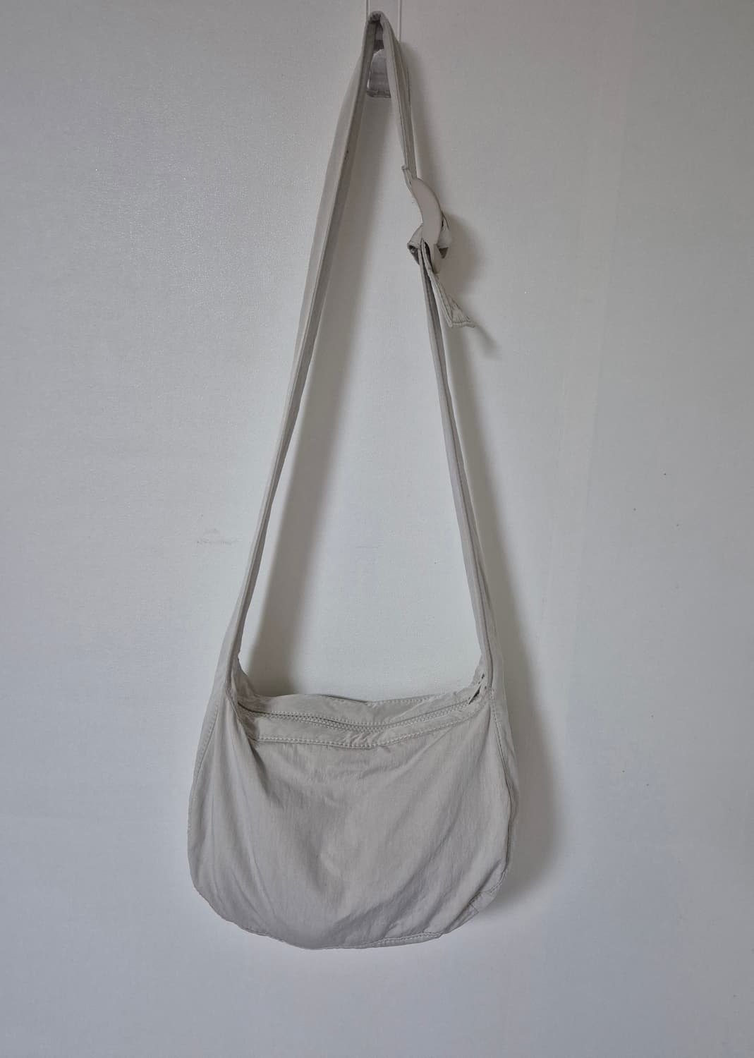 코스 COS 나일론 크로스바디 새들백 라이트그레이 상품이미지2