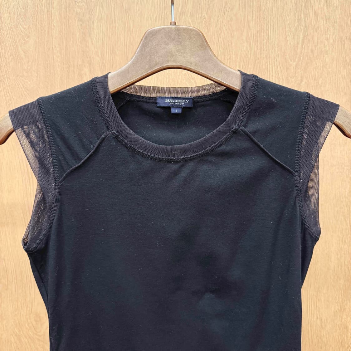 버버리 런던 슬리브리스 티셔츠 시스루 숄더 로고 자수 디테일 블랙 상품이미지4