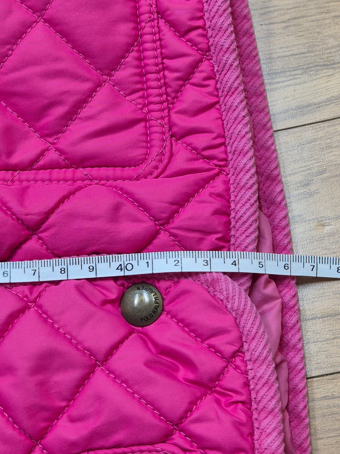 쨍한 핫핑크 컬러 폴로 퀼팅 자켓입니다. 겉감은 튼튼한 폴리 소재이고,  상품이미지6
