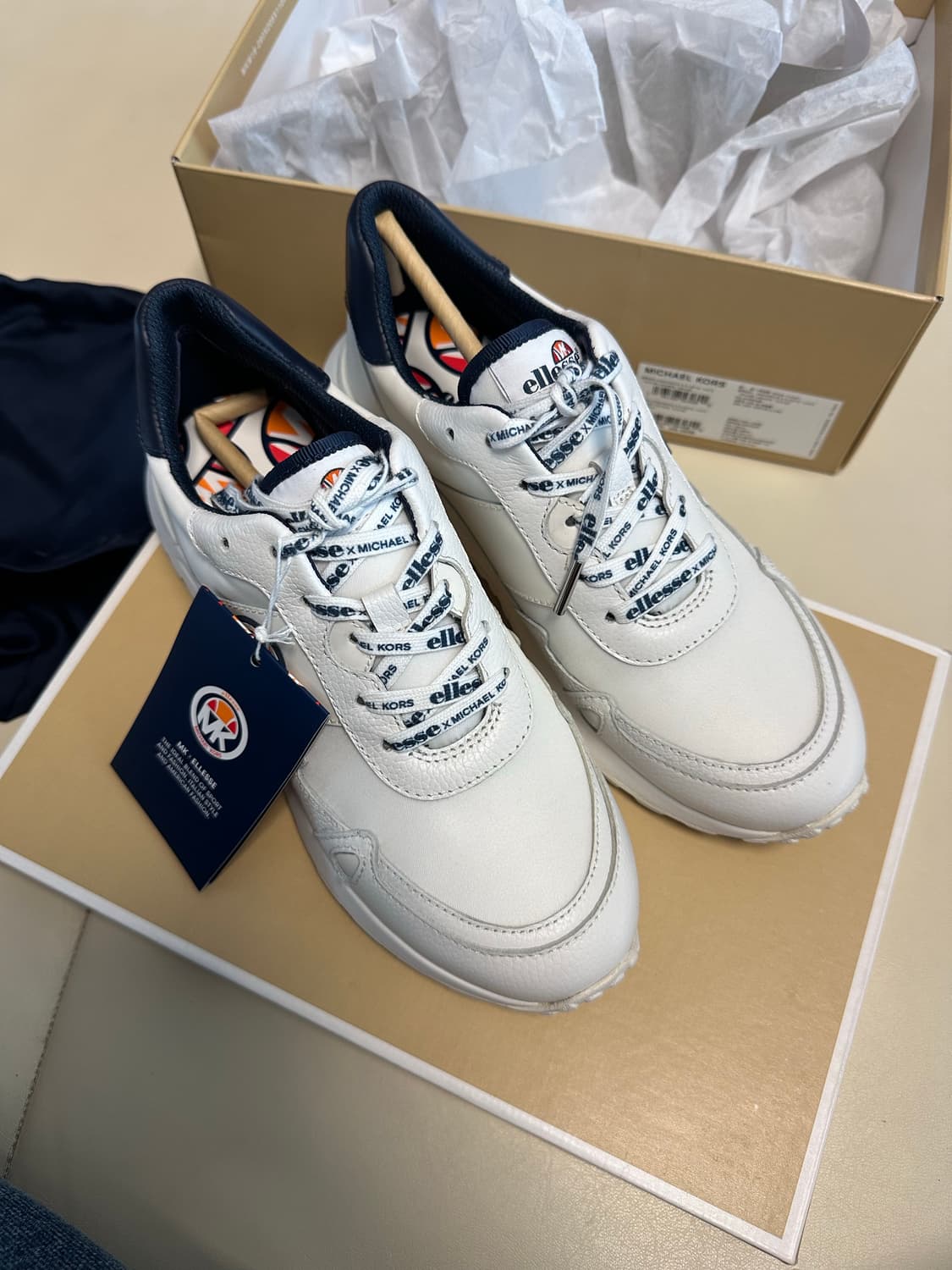 마이클코어스 화이트 레더 스니커즈 / 6 (230) 상품이미지2