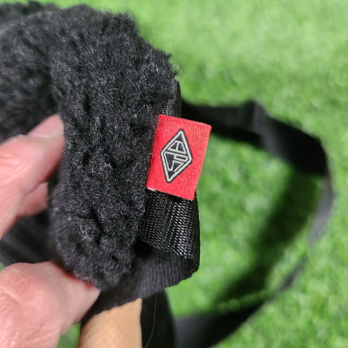 BEANPOLE SPORT 블랙 플리스 힙색 | 겨울 스트릿 무드 상품이미지3