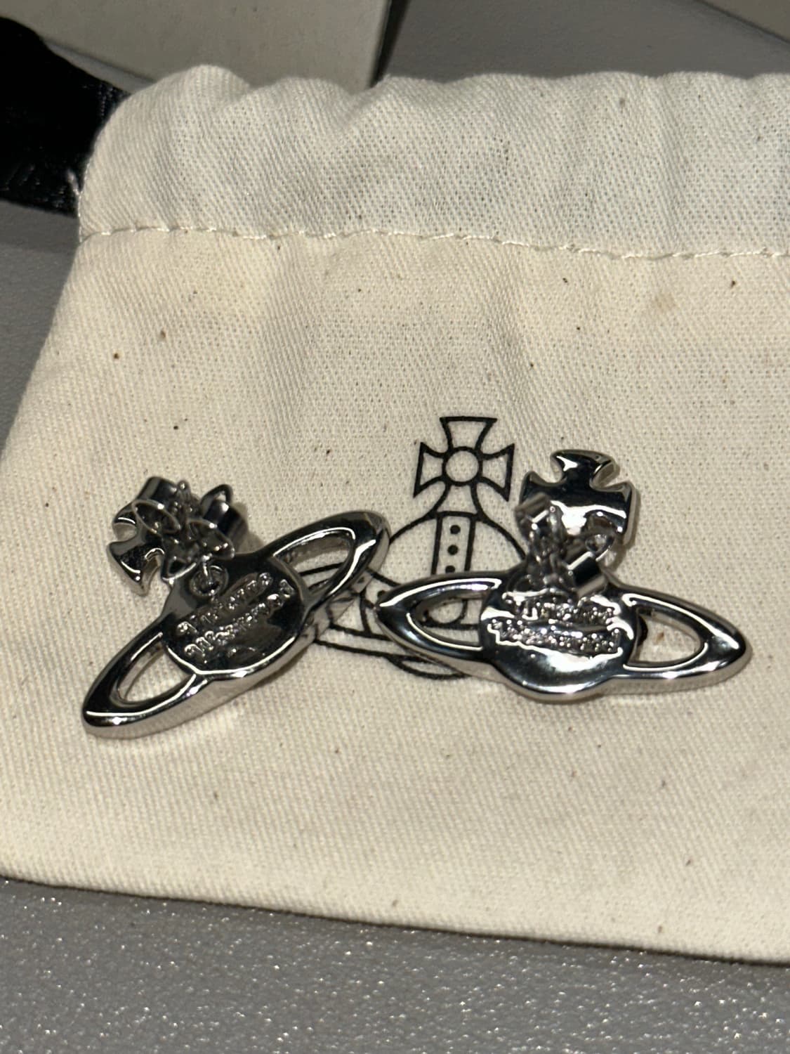 풀박스) 비비안 웨스트우드 미니 바스 릴리프 이어링 상품이미지3