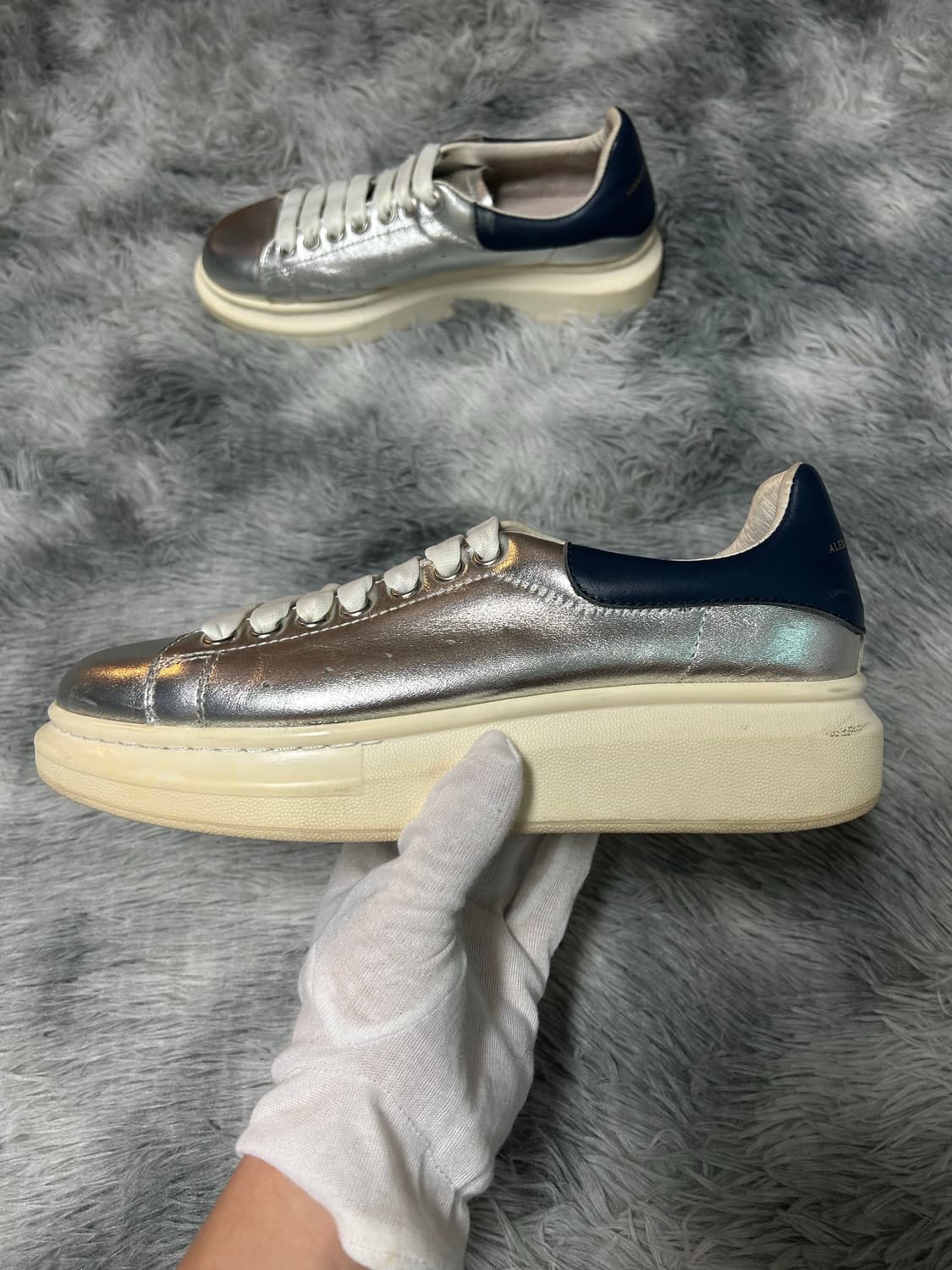 [41 size] 알렉산더 맥퀸 오버솔 스니커즈 실버/네이비 상품이미지1