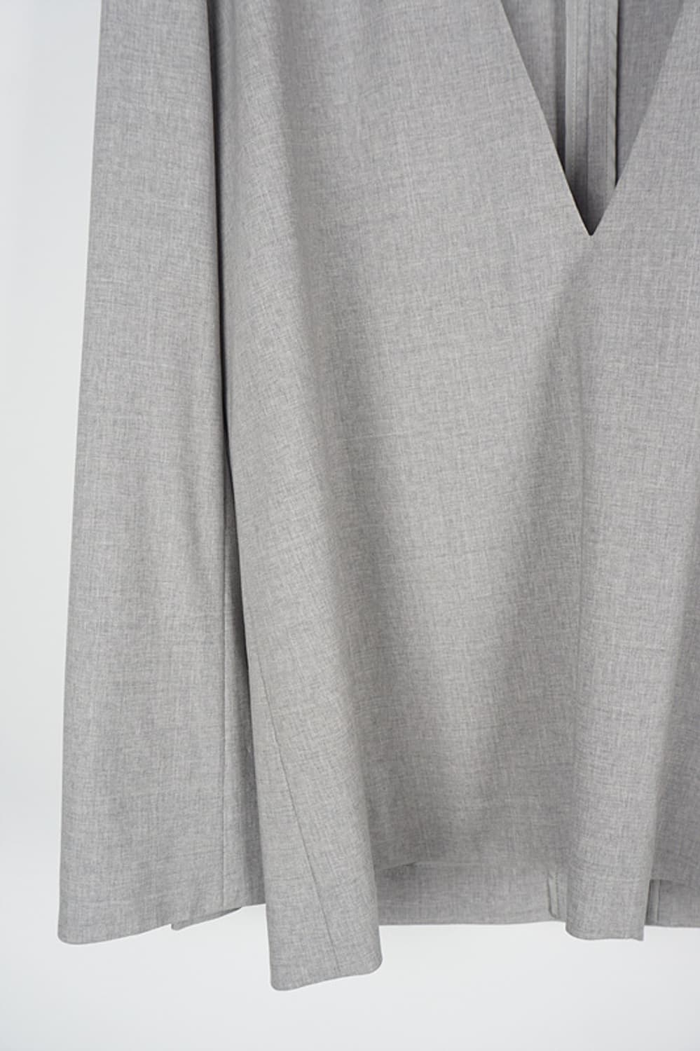  GALERIE VIE deep V-neck pullover blouse 상품이미지3