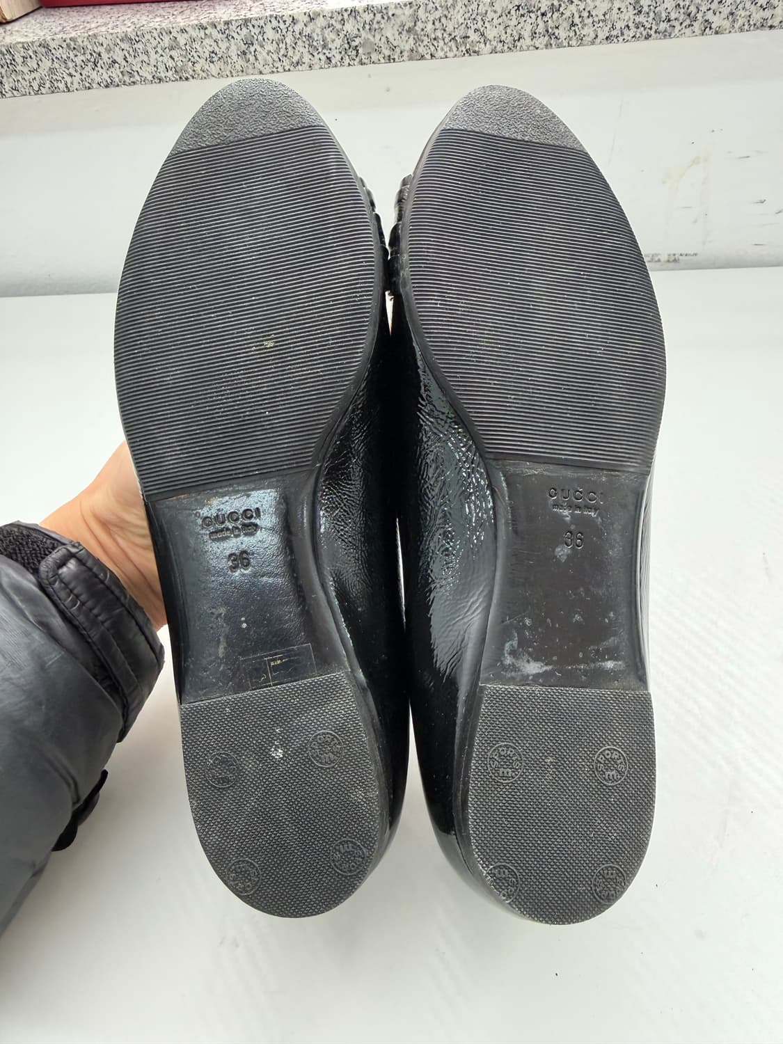 정품) 구찌 블랙 페이턴트 가죽 플랫슈즈 36 상품이미지9