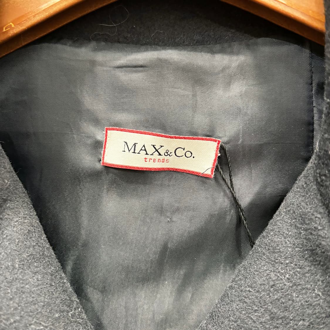 막스앤코 롱 코트 더블 브레스티드 커프스 노치드 라펠 벨트 디테일 블랙 상품이미지8