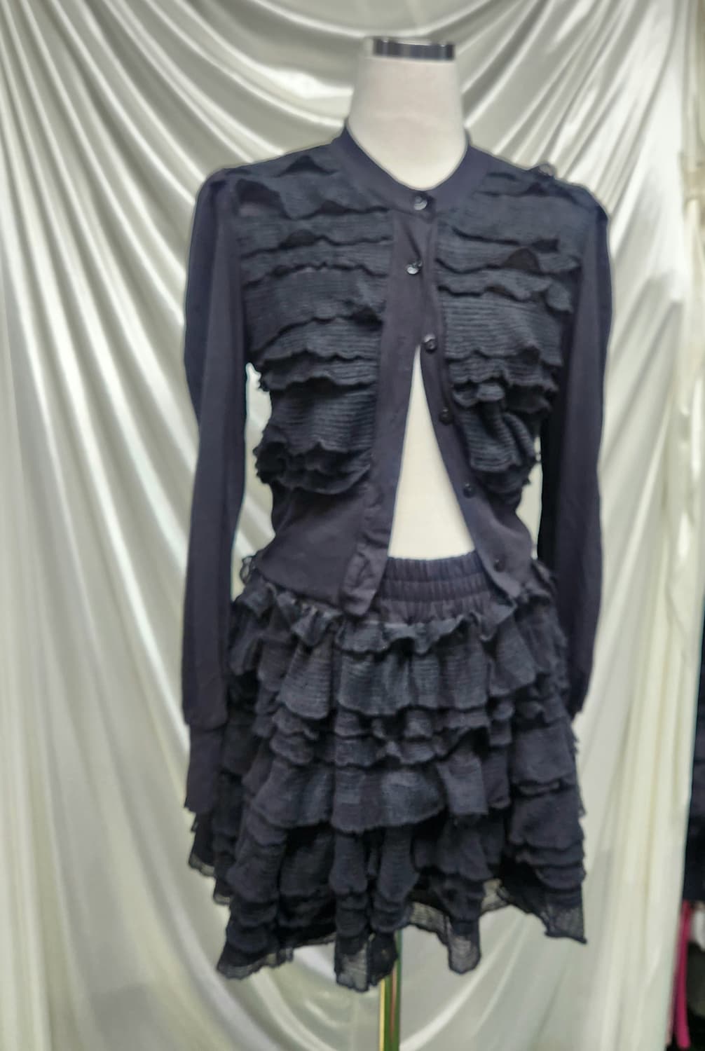 입체 러플 블랙 셋업룩🤍프릴 폭탄 블랙 치마바지·가디건 세트핏 상품이미지2