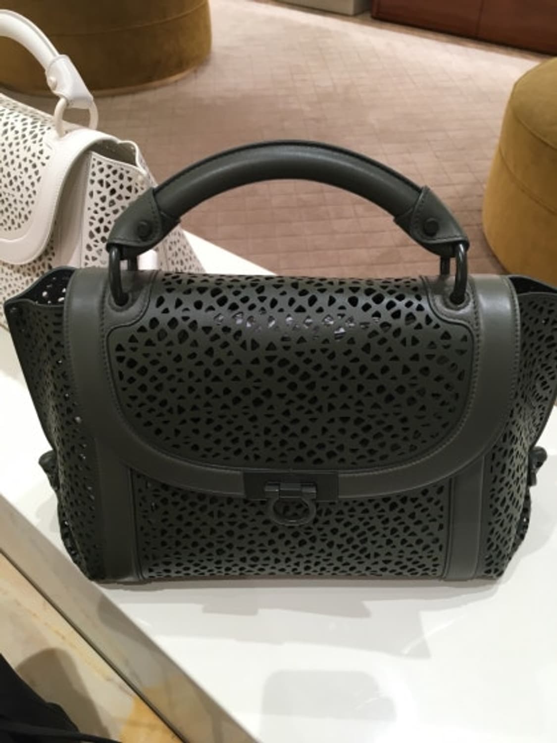 [정품] 급처 페라가모 소프트 소피아 레이저컷 토트백 블랙 상품이미지1