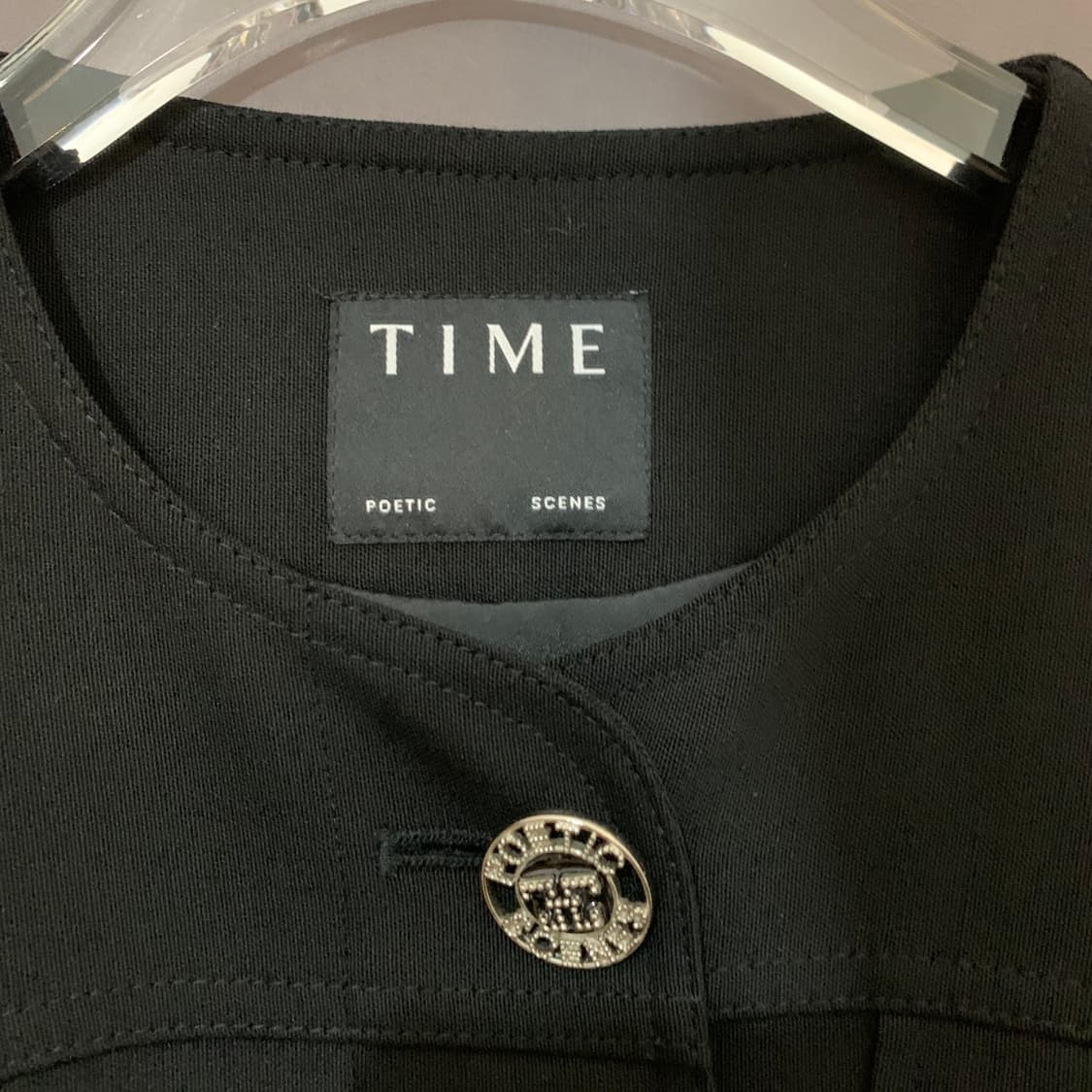 82 타임 22SS 블랙 로고 버튼 크롭 스판 자켓 상품이미지4