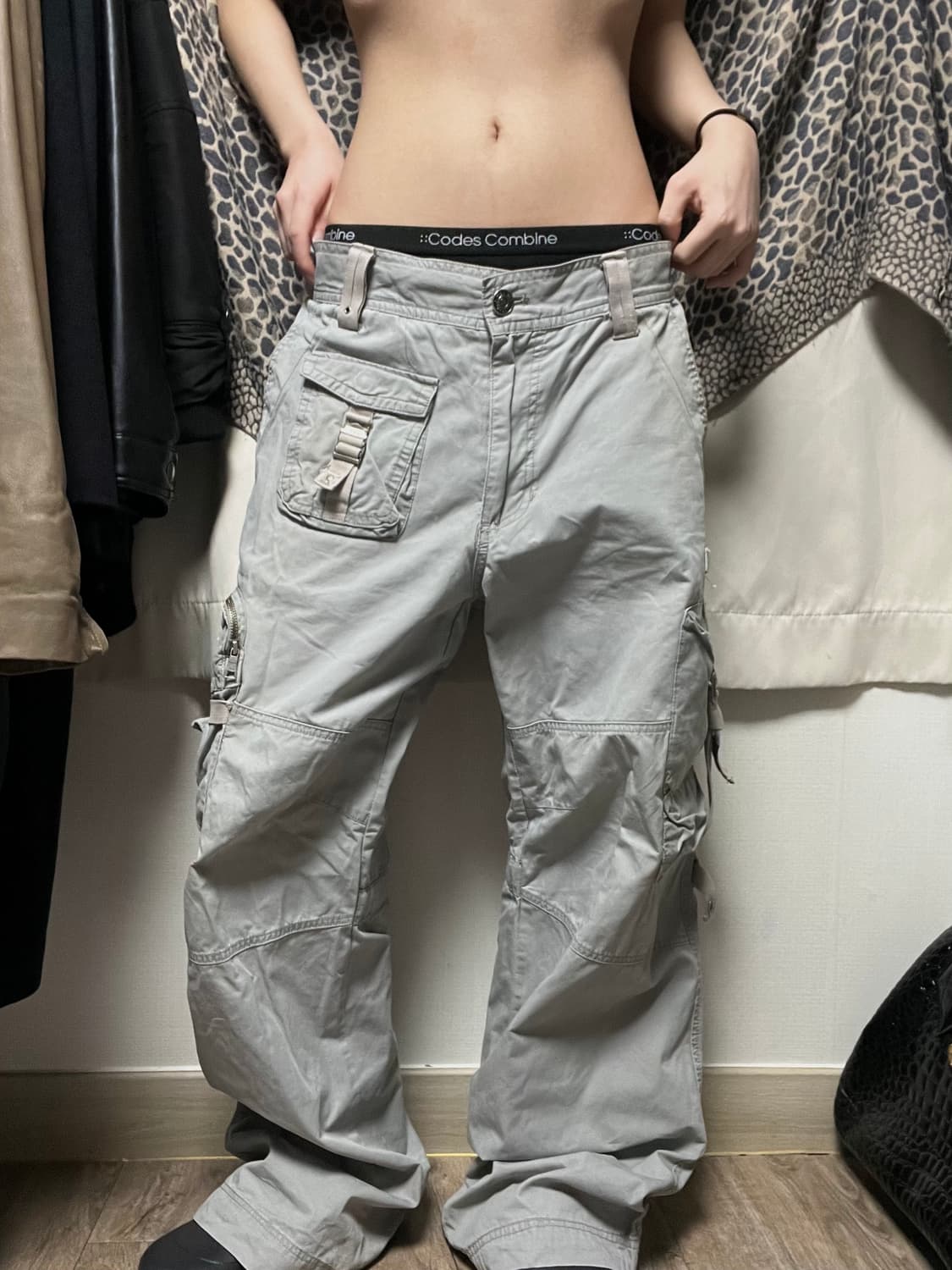 빅포켓 밴딩 디테일 그레이 카고팬츠 상품이미지6