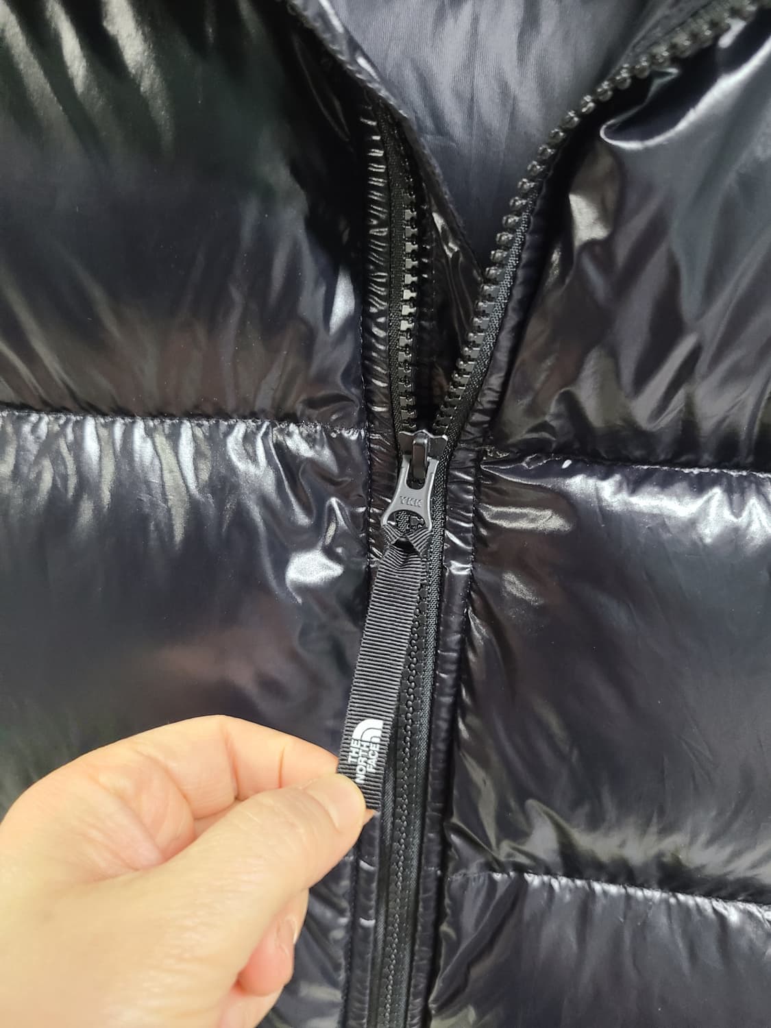노스페이스 눕시 크롭 패딩조끼 유광 블랙 85 상품이미지4