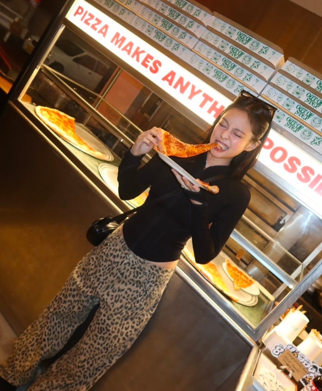 오데스 LEOPARD STRAIGHT PANTS - CHARCOAL 상품이미지4