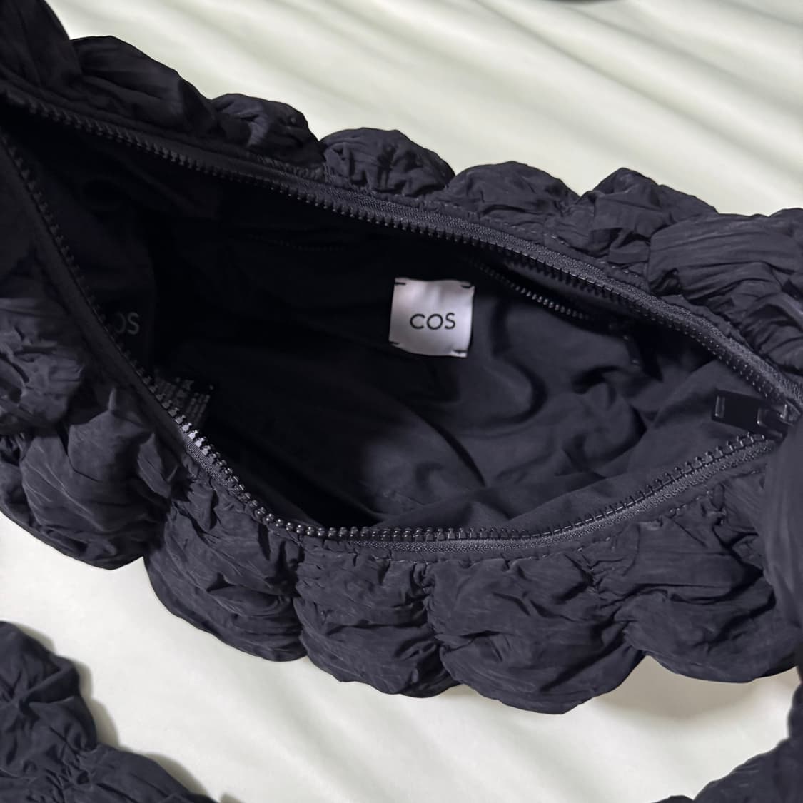 COS 코스 리플 크로스바디백 블랙 상품이미지2