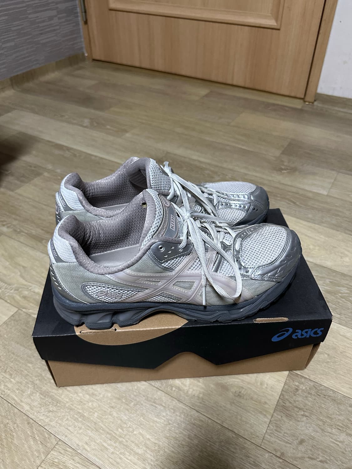 아식스 x 로니 피그 젤 님버스 10.1 화이트 모거나이트 상품이미지1