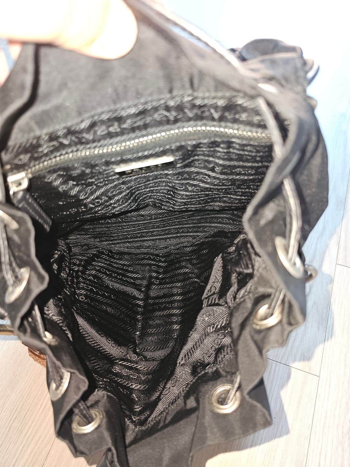 프라다 나일론 숄더백 블랙 상품이미지4