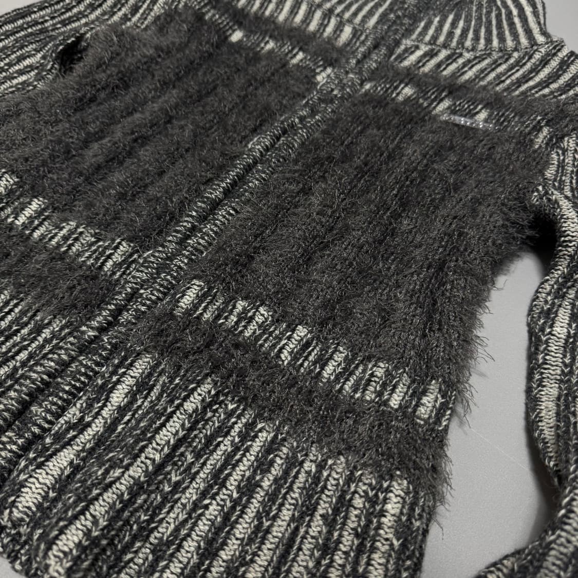 SLY JAPAN 차콜컬러 플레이트 로고 아크릴 립드 샤기 니트 집업 상품이미지5