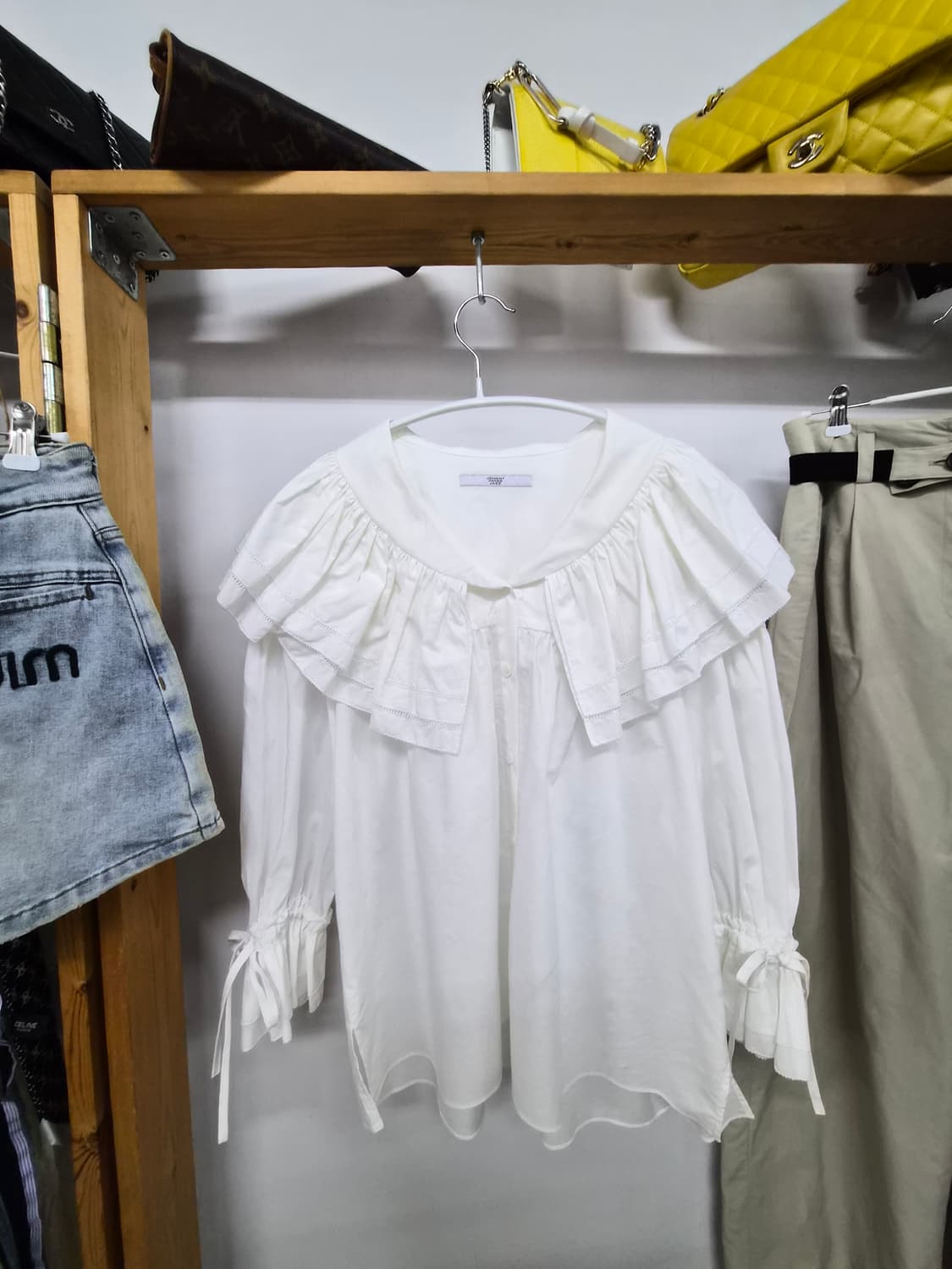 쟈니헤잇재즈 프릴 블라우스. jsnewyork 커브드벨트 팬츠 상품이미지3