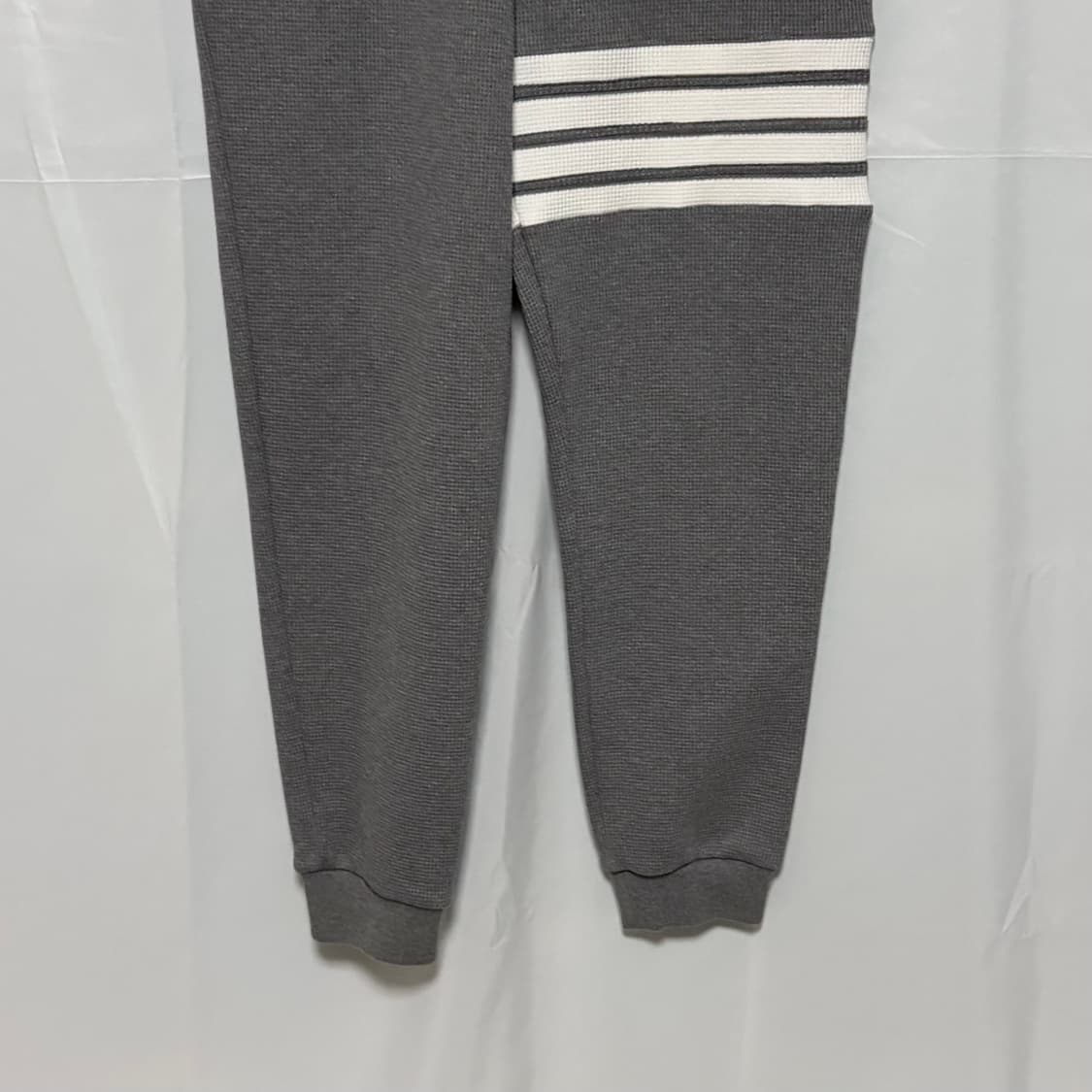 [미사용/2] 톰브라운 사선완장 와플 트레이닝 조거팬츠 바지 그레이 상품이미지3