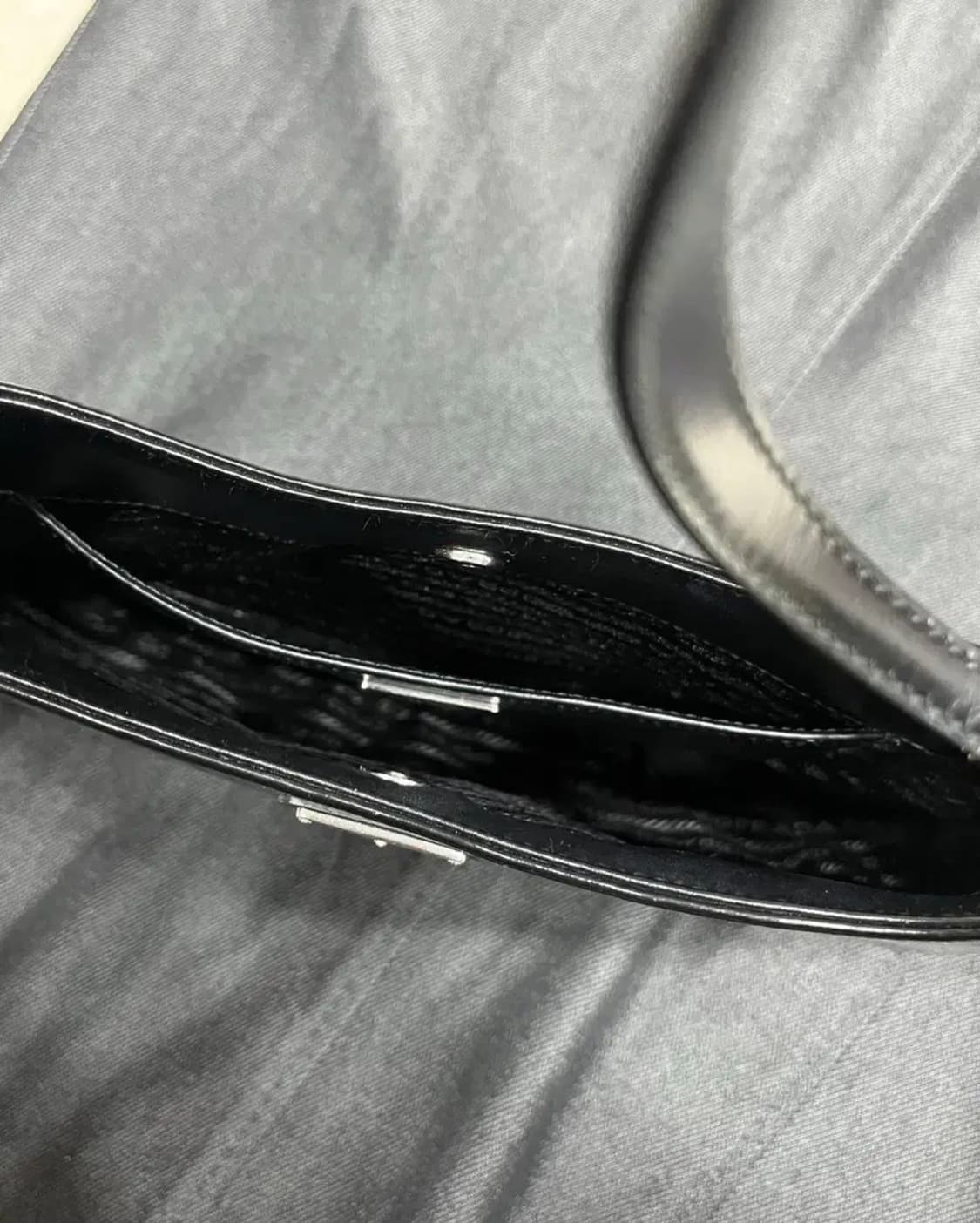 프라다 클레오 브러시드 숄더백 블랙 상품이미지6