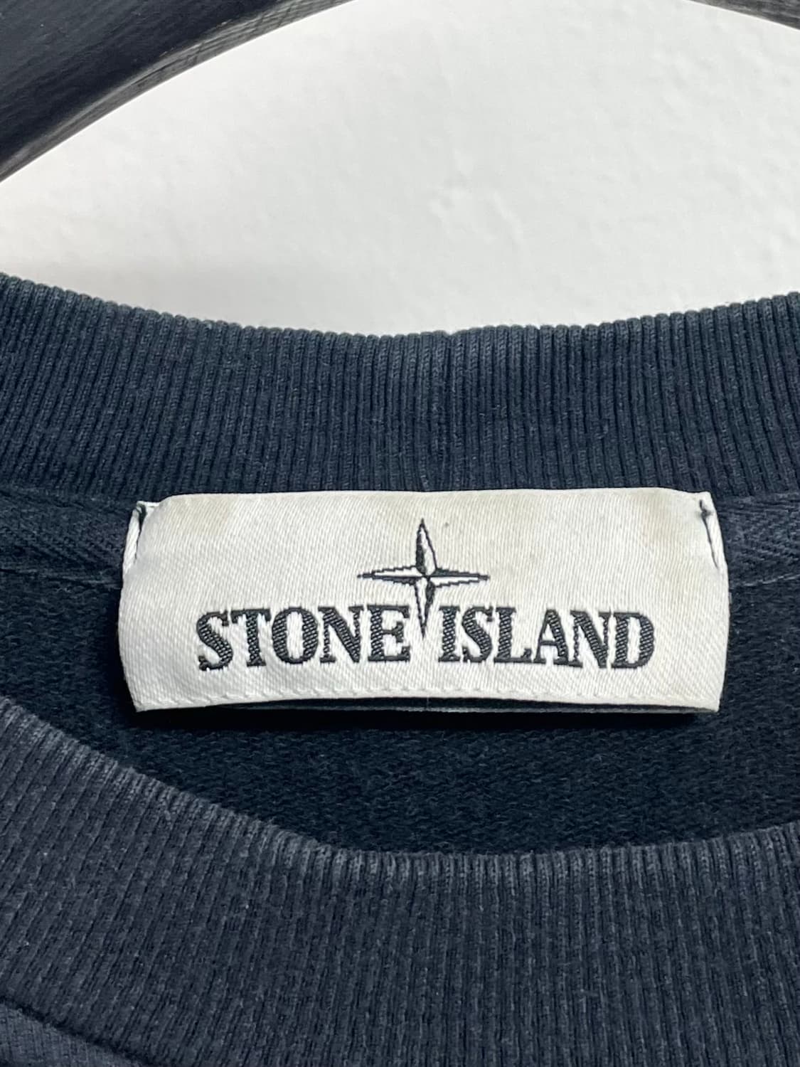 스톤아일랜드 와펜 검정 맨투맨 (on.371) 상품이미지4