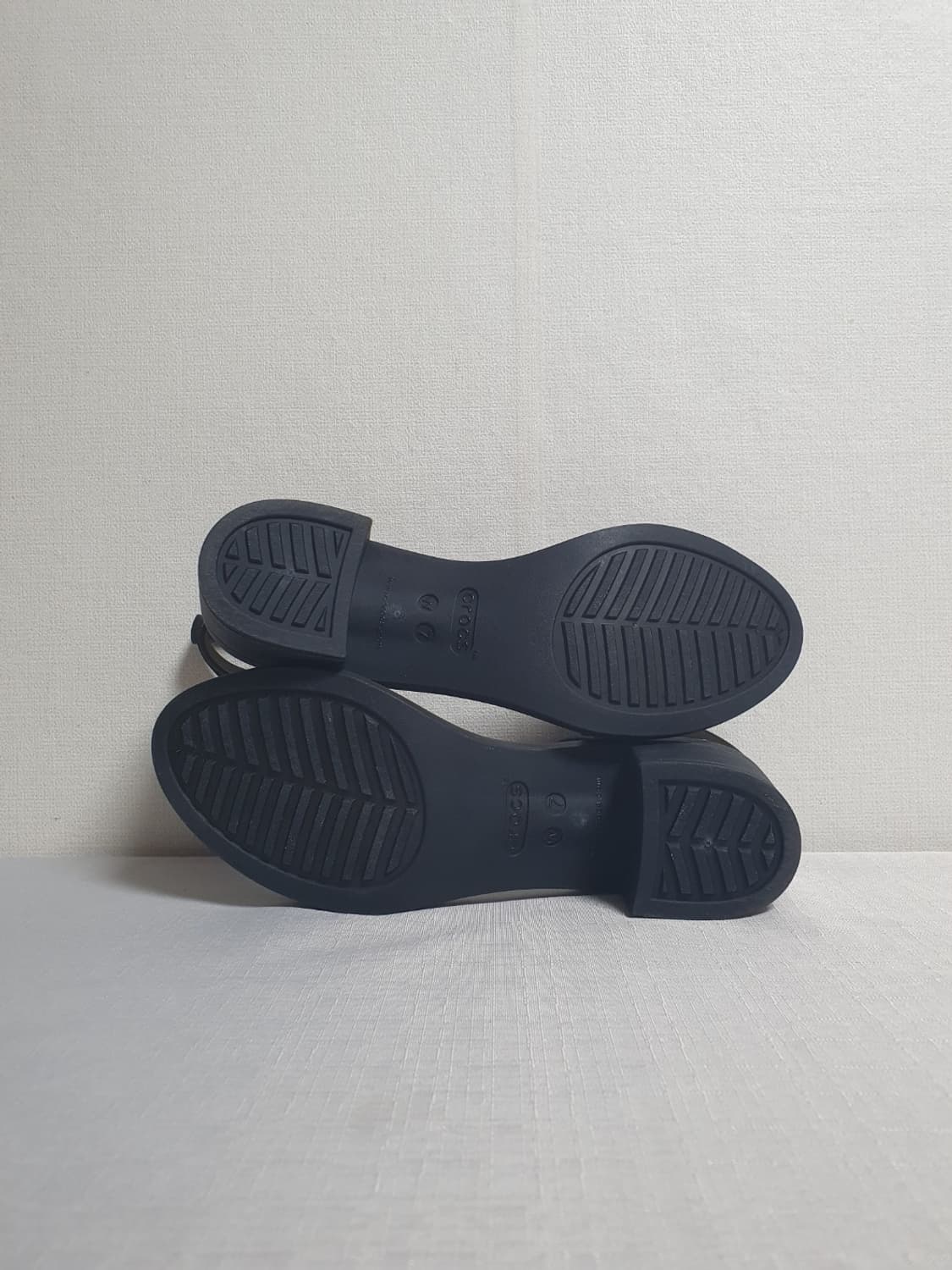 240mm 크록스 이자벨라 블록힐 샌들 클리어 블랙 상품이미지8