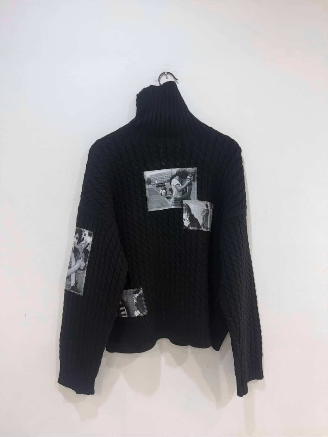 48) 솔로이스트 패치 터틀넥 니트 상품이미지2