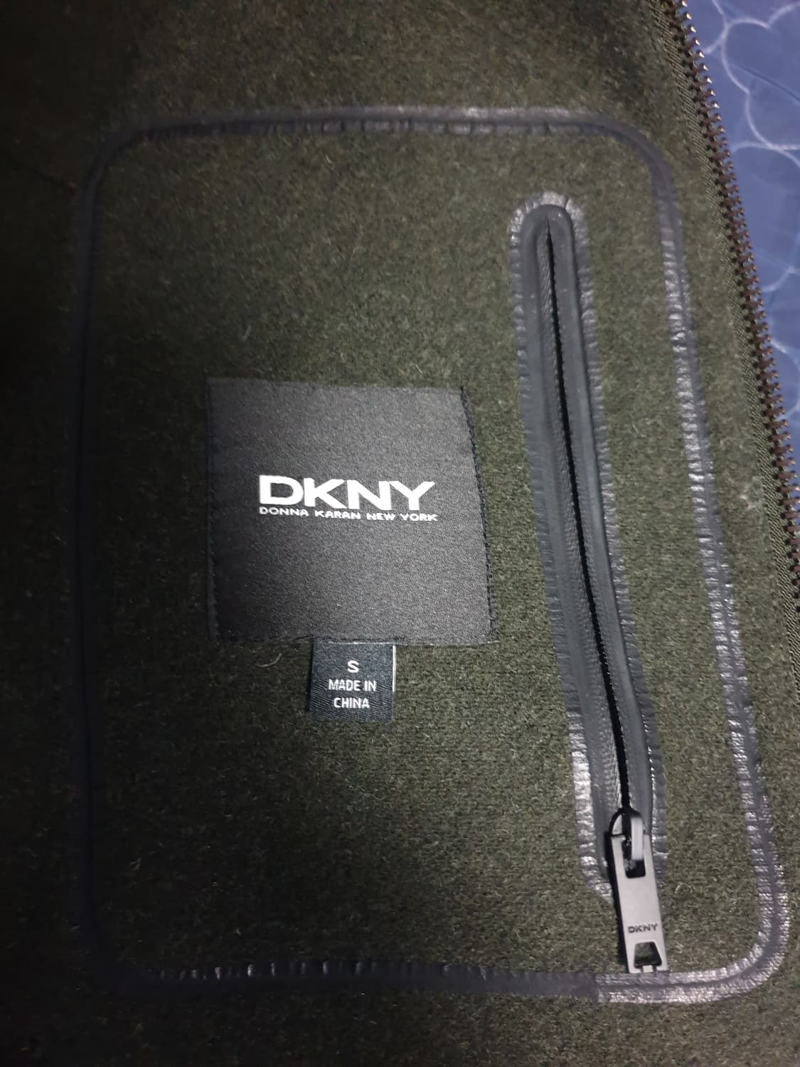 (단종매물) DKNY 컷오프라인 2WAY 빈티지 봄버자켓 딥올리브(95) 상품이미지4