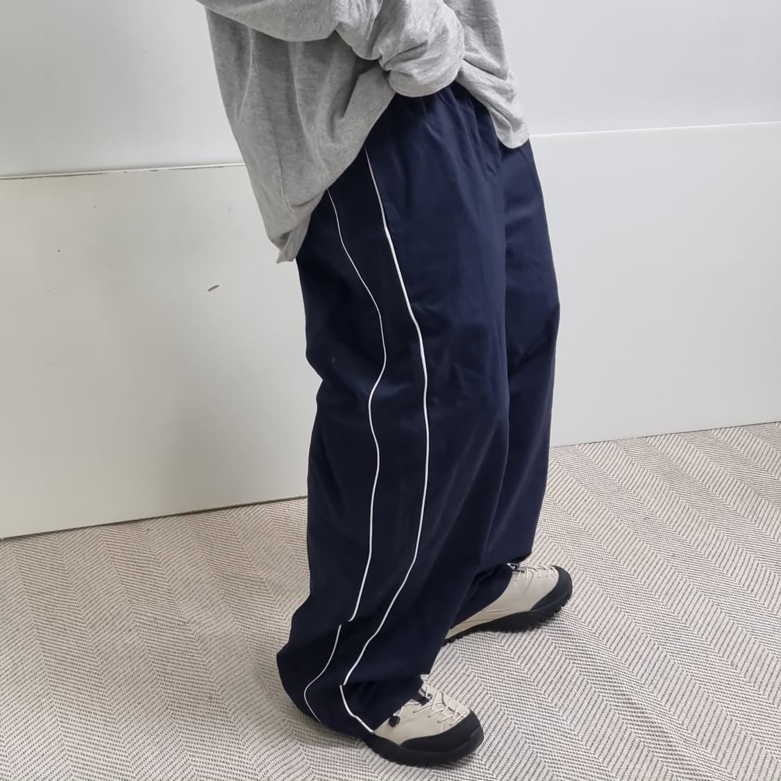 네이비 오버핏 라인 트레이닝팬츠  상품이미지2