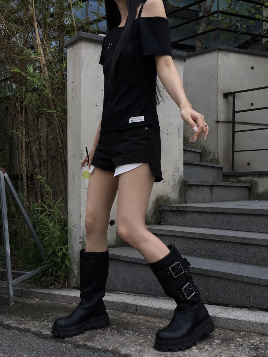 이네기 Buckle Strap One Shoulder Top 상품이미지1