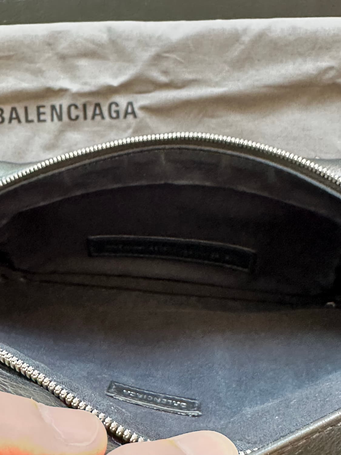 발렌시아가 에브리데이 카프스킨 벨트백 상품이미지4