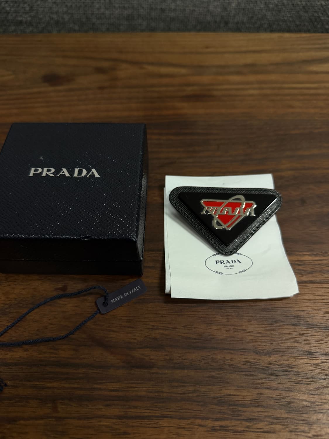 프라다 핀 뱃지 (상태 최상) 상품이미지1
