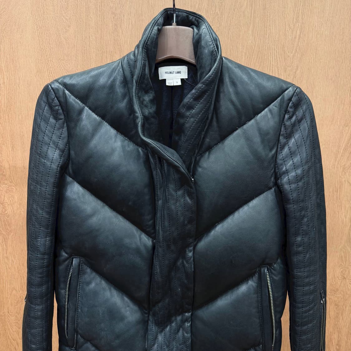 헬무트랭 하이넥 레더 다운 자켓 쉐브론 퀄팅 슬리브 지퍼 디테일 블랙 상품이미지4