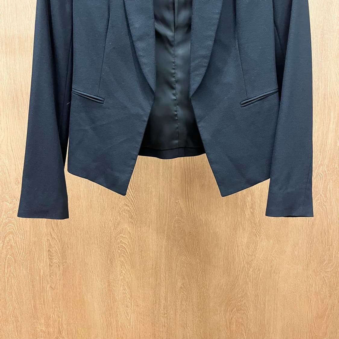 띠어리 숏 블레이저 자켓 프론트 오픈 입체 패턴 절개 포켓 디테일 블랙 상품이미지5