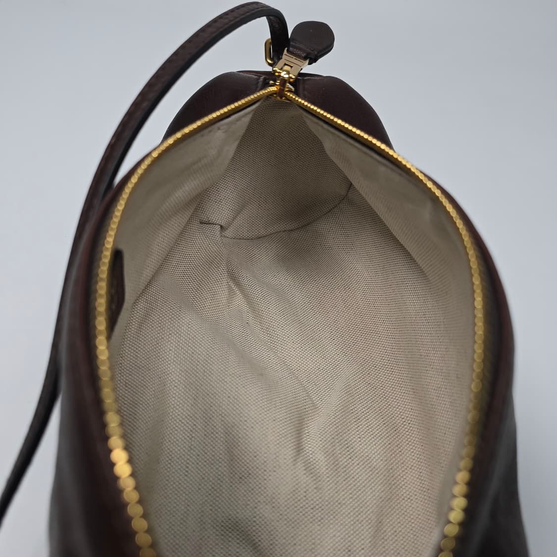 미우미우 나파 레더 파우치 숄더백 상품이미지8