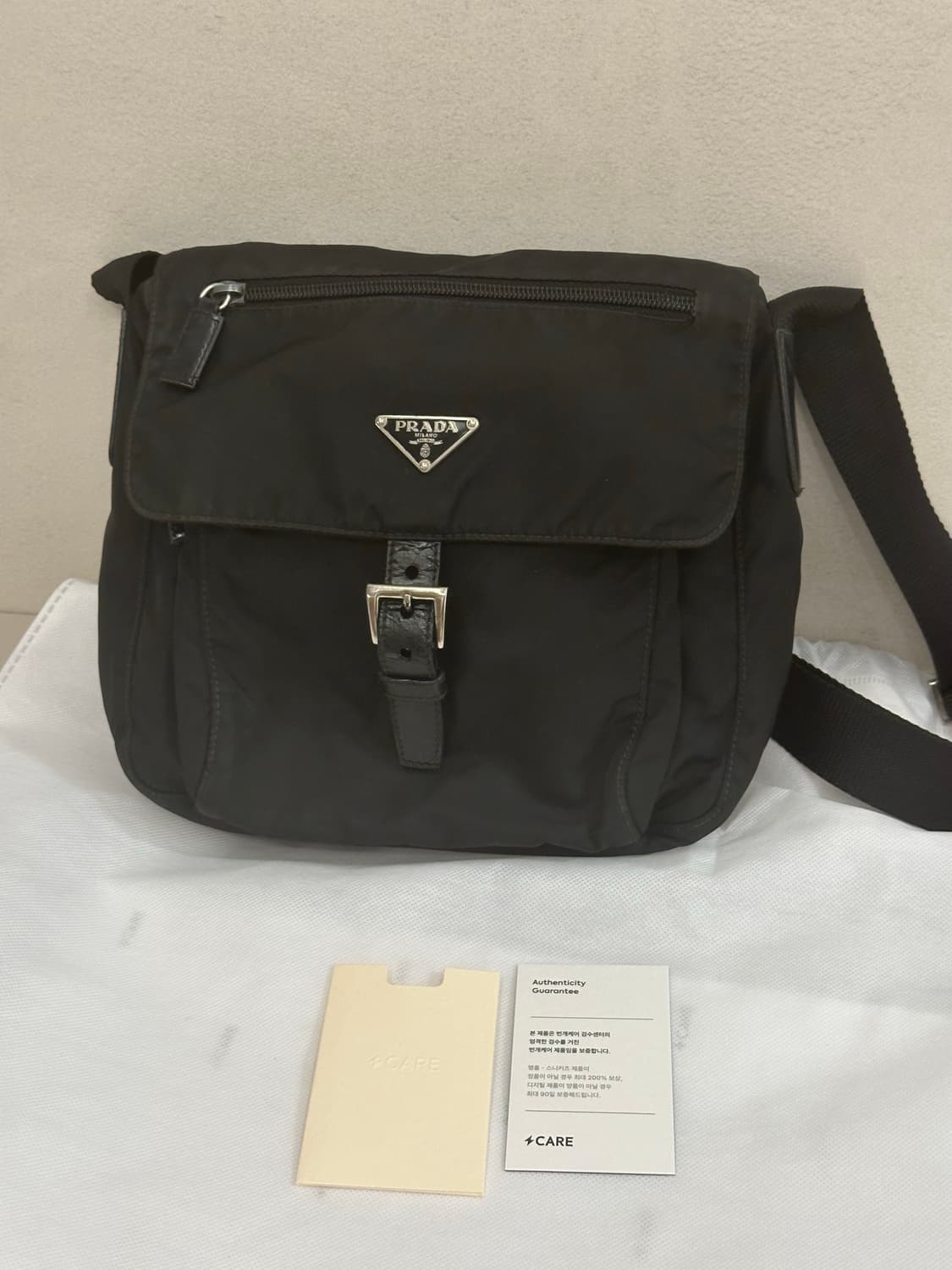 프라다 포코노 나일론 버클 크로스백 주우재백 상품이미지1