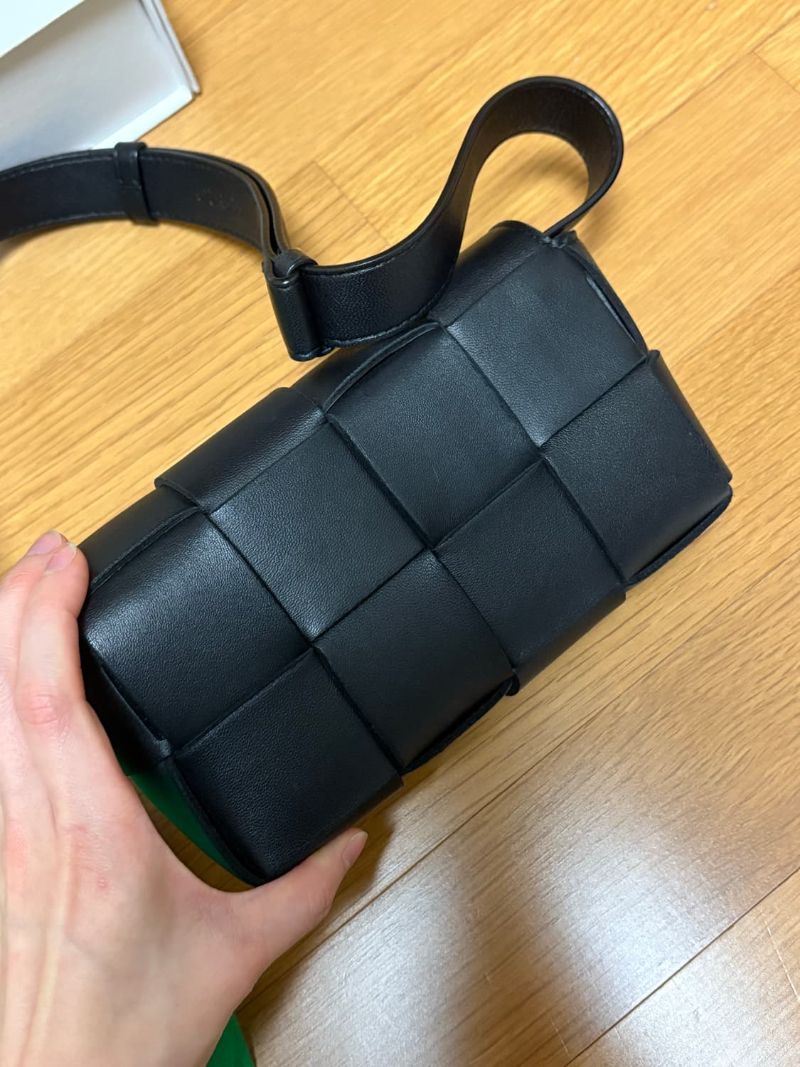 보테가베네타 카세트 벨트백 블랙 상품이미지4