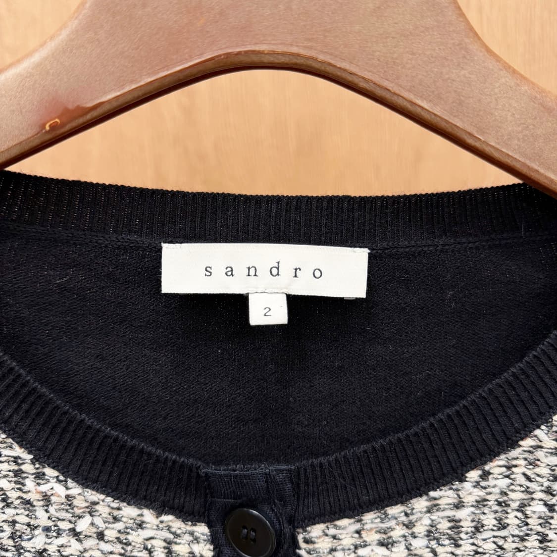 산드로 라운드넥 긴팔 가디건 전면 트위드 믹스 패널 버튼 립 디테일 블랙 상품이미지6