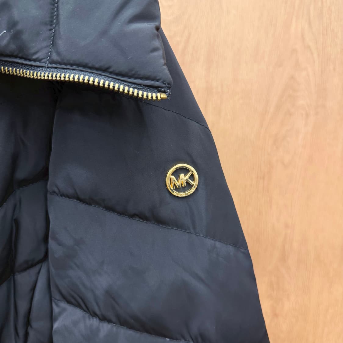 마이클코어스 경량 패딩 코트 골드 로고 지퍼 풀러 메탈 장식 디테일 블랙 상품이미지6