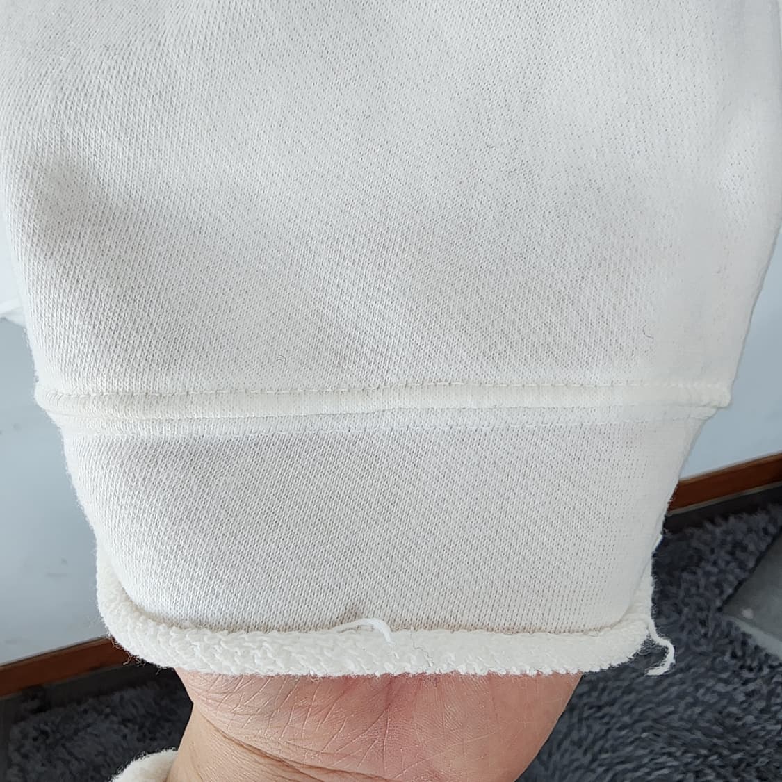 JULL LOG 흰색 브이넥 맨투맨 상품이미지4