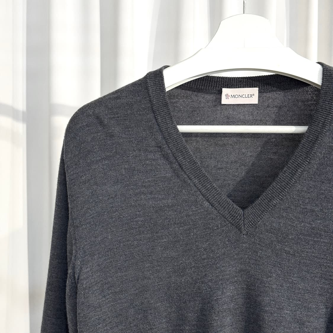 [새상품급] 몽클레어 브이넥 와펜 패치 니트 그레이 상품이미지4