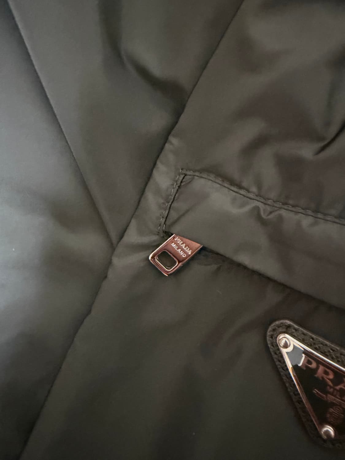 프라다 삼각로고 리나일론 바람막이 상품이미지3