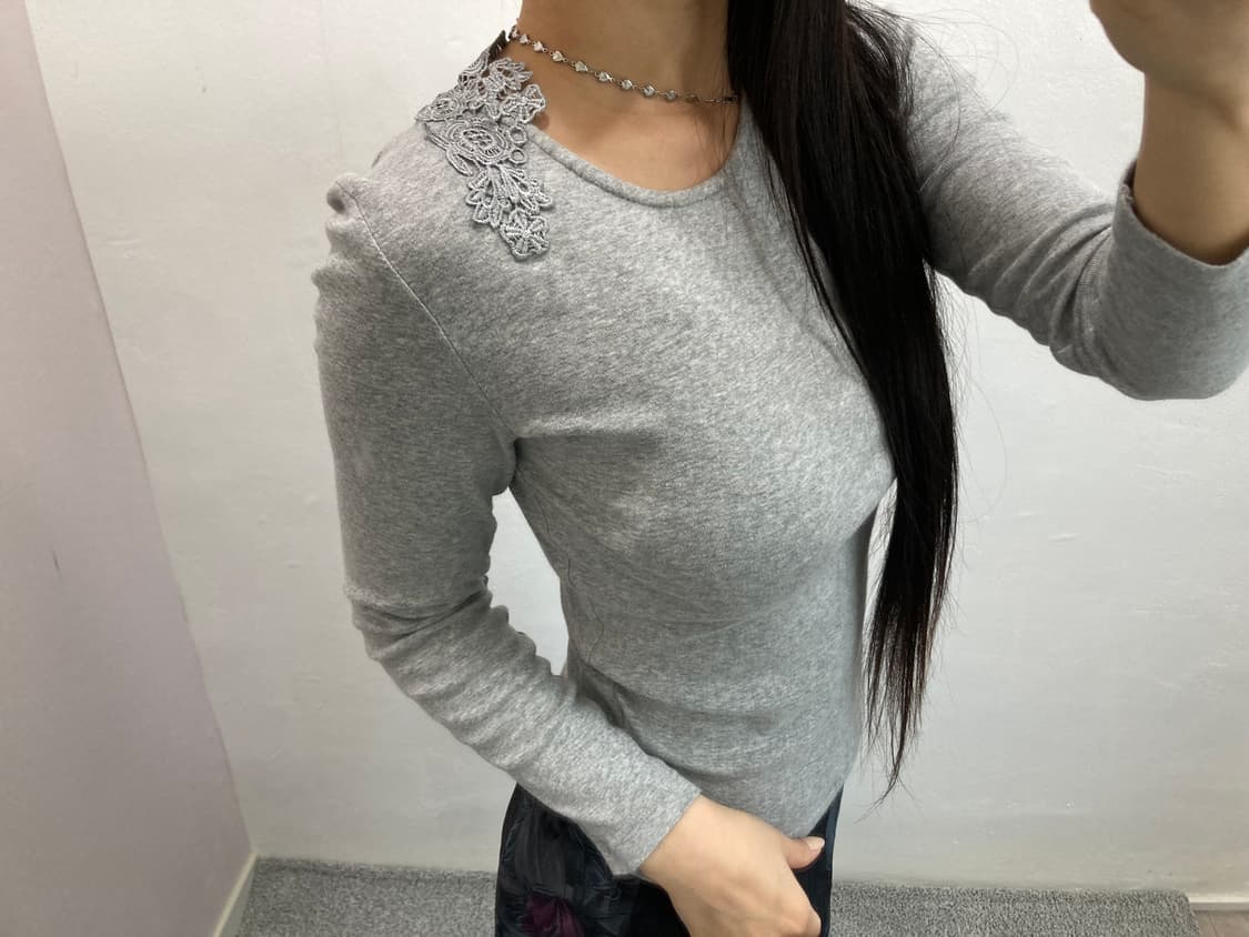 그레이 넥 자수 긴팔티 상품이미지3