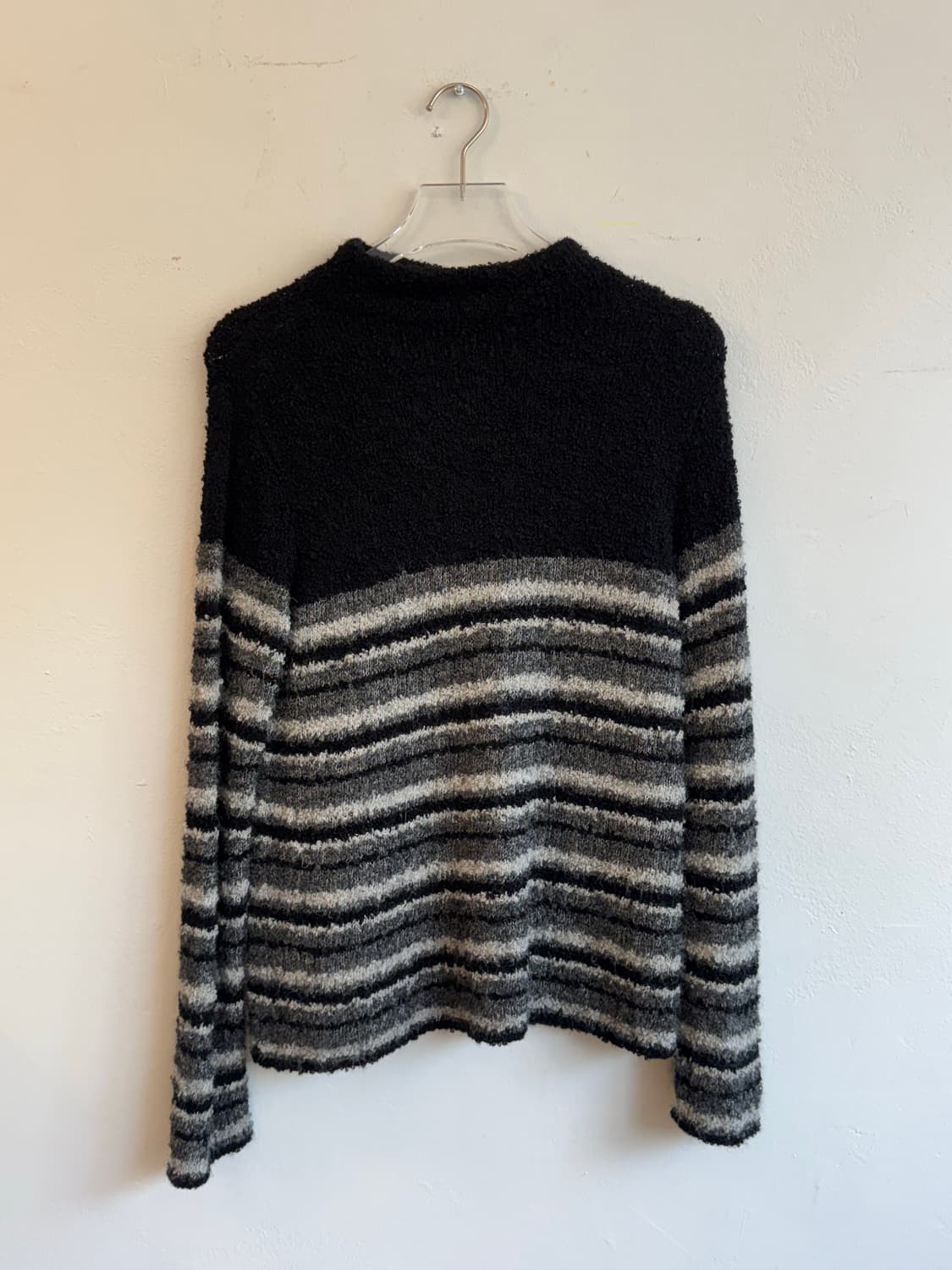 블랙&그레이 스트라이프 부클 니트 상품이미지2