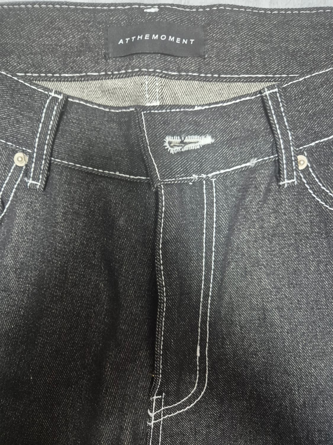 앳더모먼트 화이트 스티치 와이드 로우 데님 블랙 L 상품이미지4