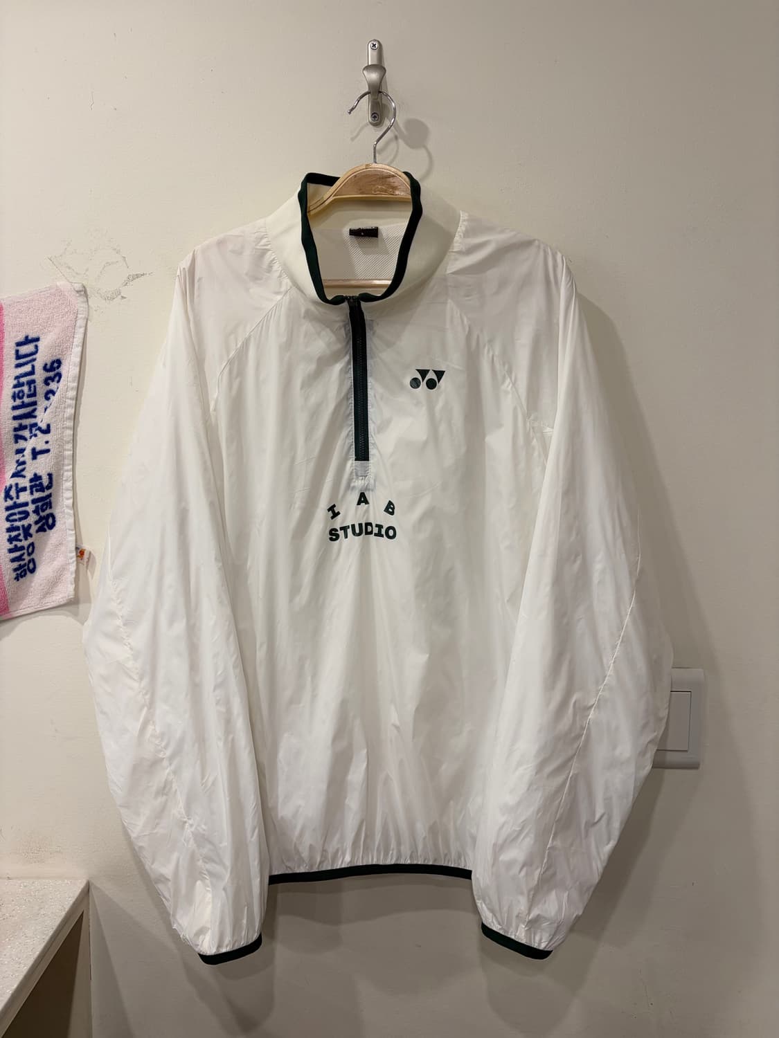 아이앱스튜디오 x 요넥스 우븐 풀오버 화이트 아노락 자켓 상품이미지1