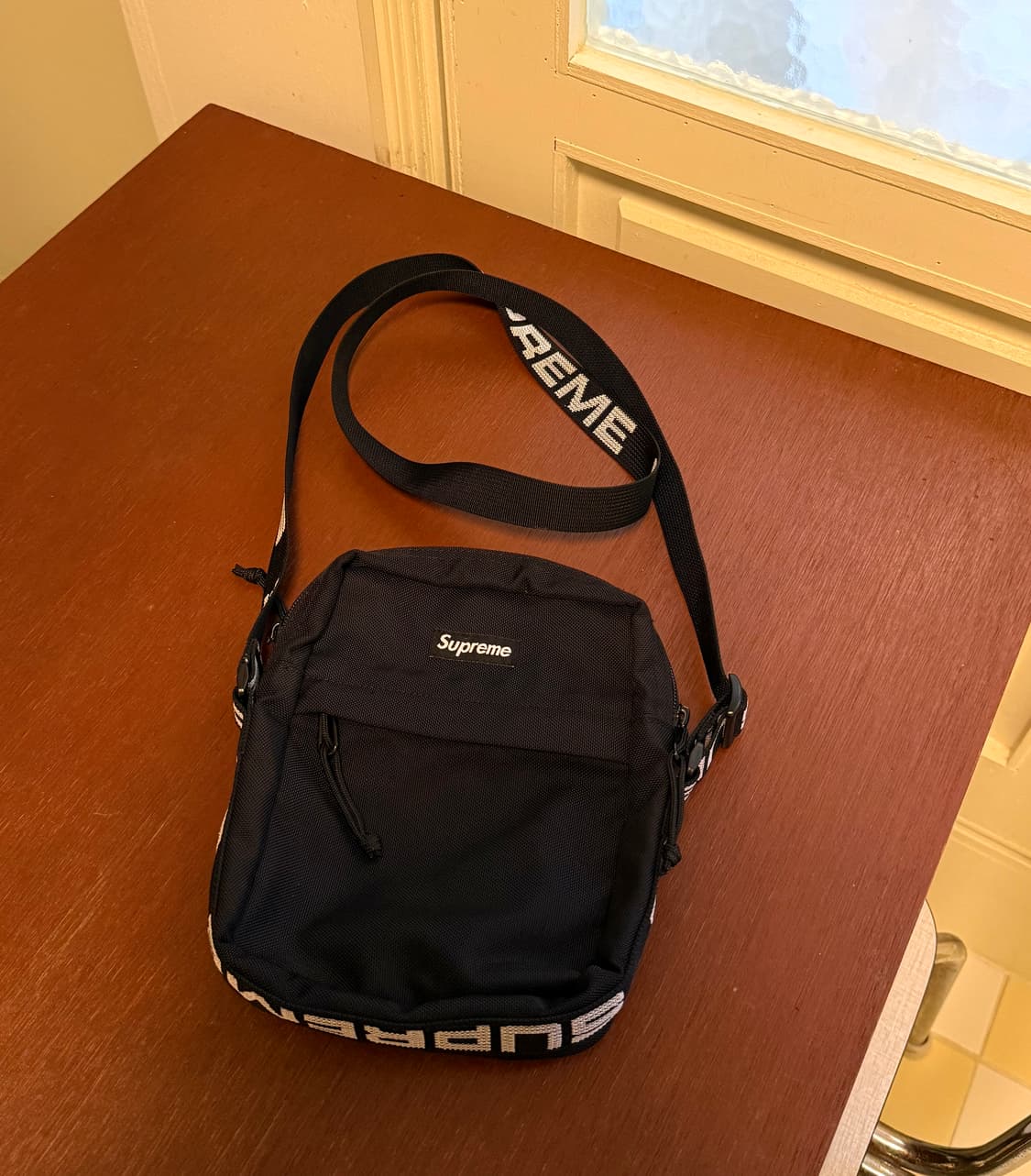 슈프림 숄더 크로스백 상품이미지1