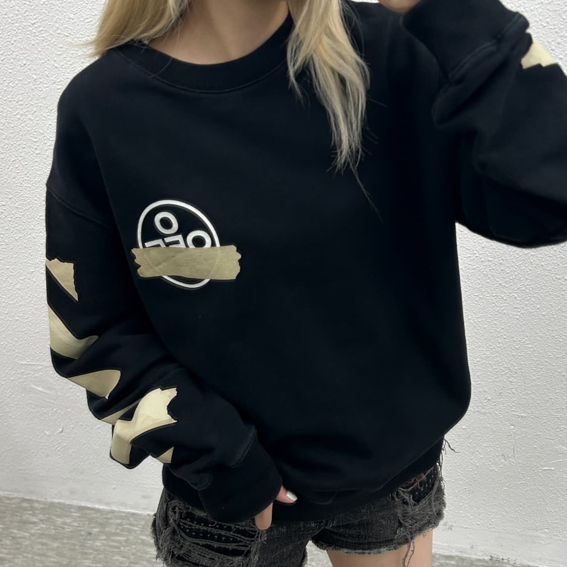 오프화이트 테이프 패치 블랙 맨투맨 상품이미지1