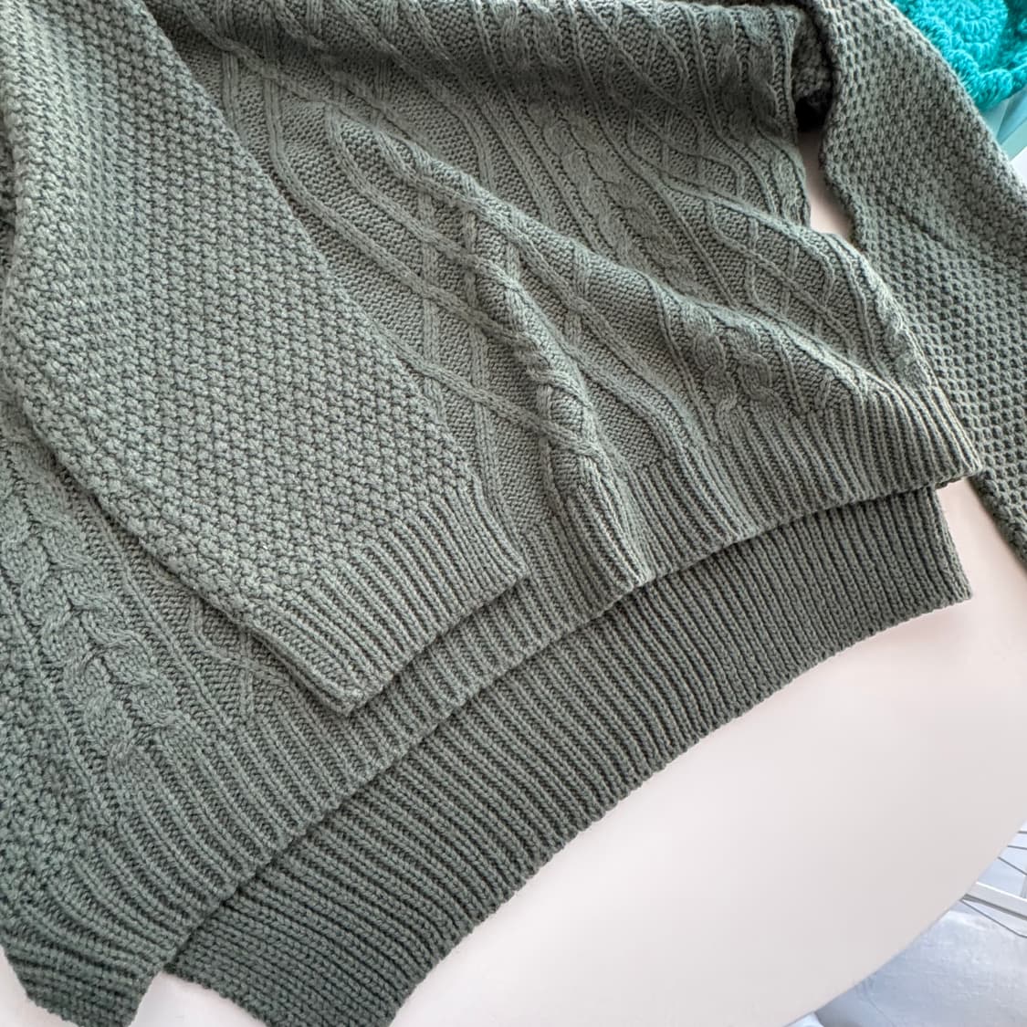 카키 라운드넥 케이블 니트 스웨터 상품이미지3